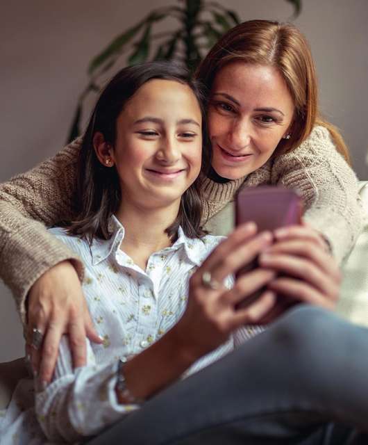 mom-watching-daughter-use-social-media-safely